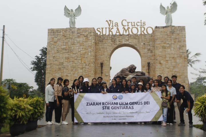 Ziarah UKM Genus Dei STIE GENTIARAS ke Via Crucis Podomoro Palembang